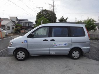 介護タクシー虹巴~いろは~の車両左側面